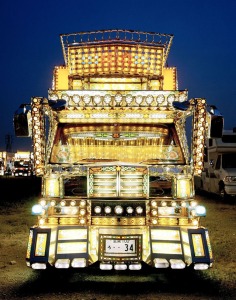 Lastwagen mit Beleuchtung aus Japan